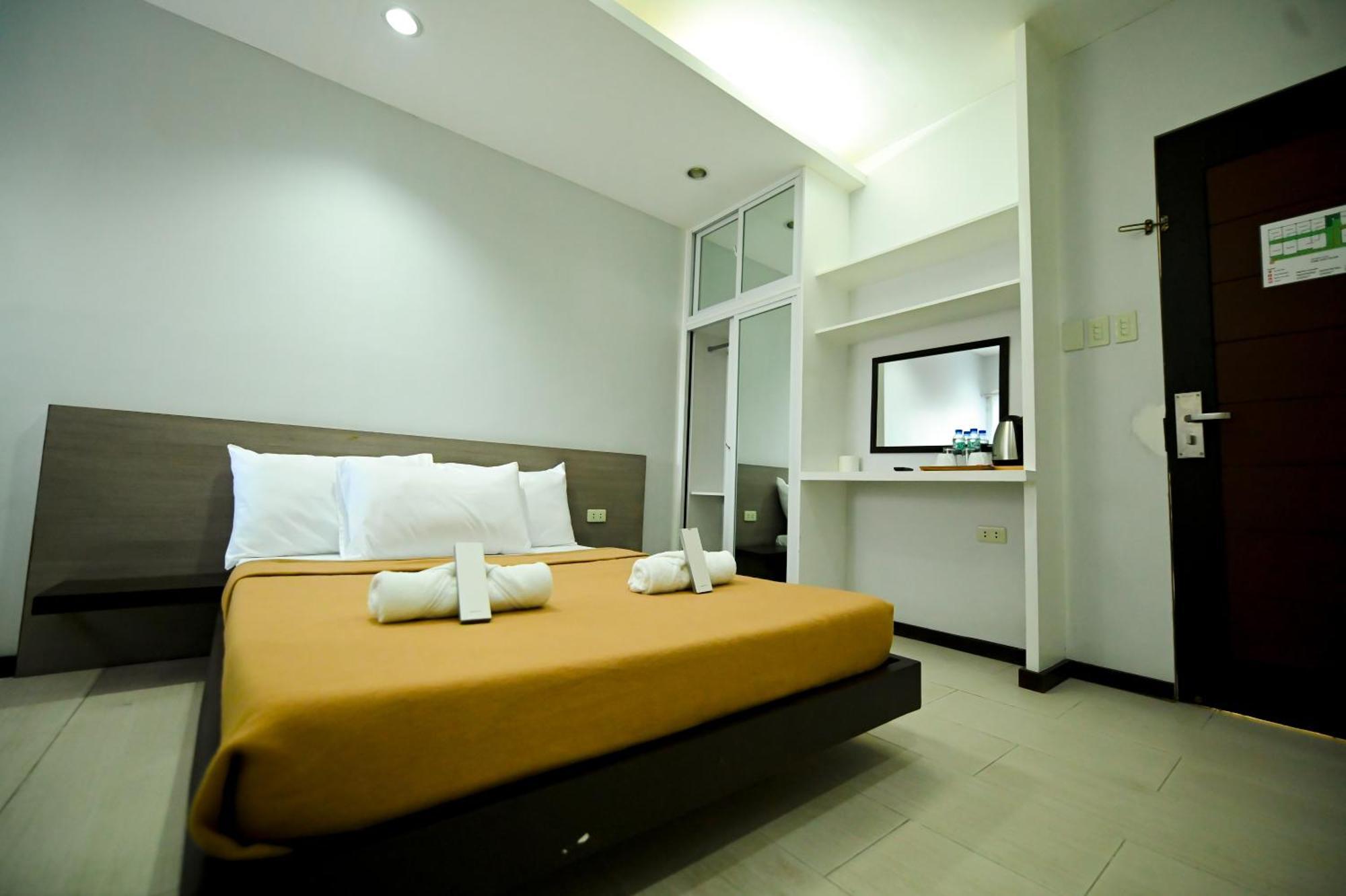 Blue Harbor Hotel Calapan Kültér fotó