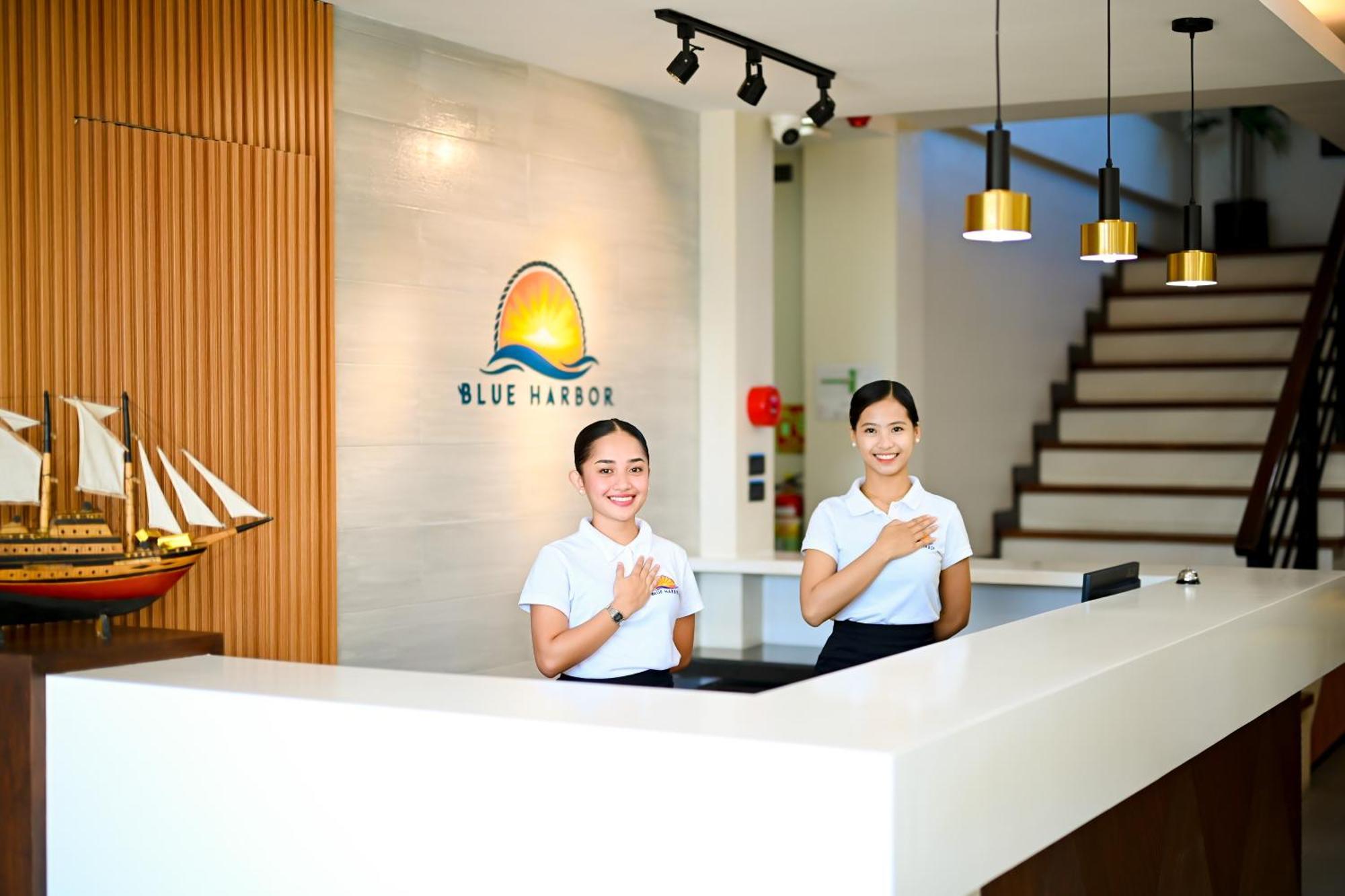 Blue Harbor Hotel Calapan Kültér fotó