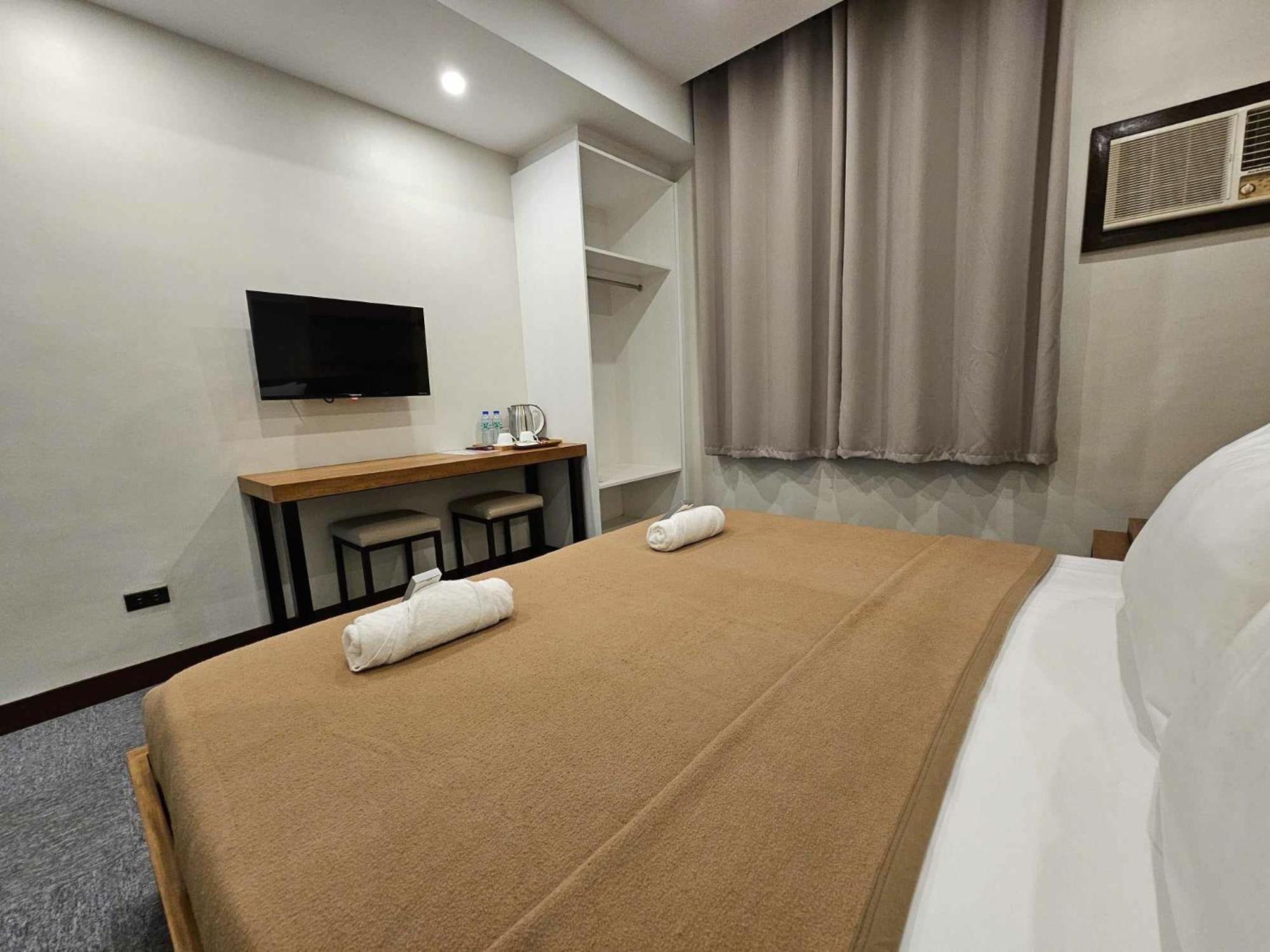 Blue Harbor Hotel Calapan Kültér fotó