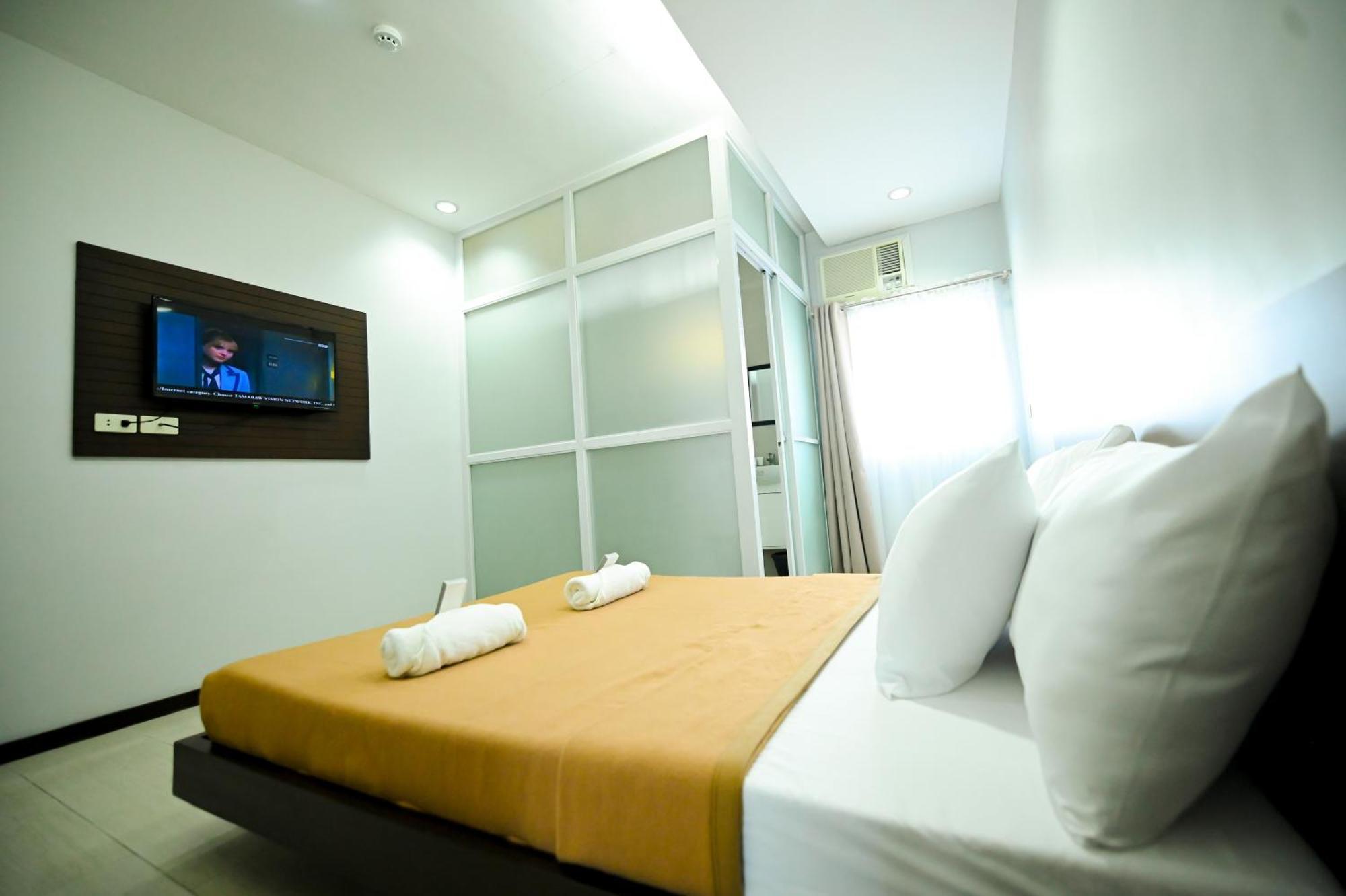 Blue Harbor Hotel Calapan Kültér fotó